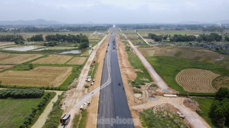 Cao tốc đoạn qua huyện Đức Thọ nối đến cầu Hưng Đức (cầu nối cao tốc Nghệ An và Hà Tĩnh đang được hoàn thiện).