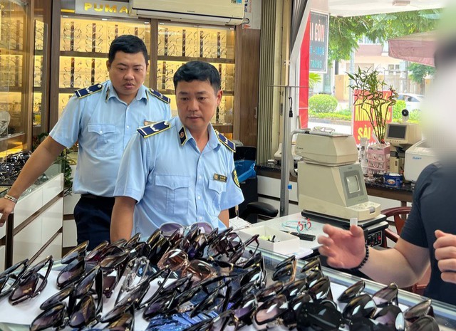 Ngày 25/5, Tổng cục QLTT cho biết, hàng trăm kính mắt mang nhiều thương hiệu nước ngoài không rõ nguồn gốc, không có hóa đơn vừa được phát hiện tại Quảng Trị.