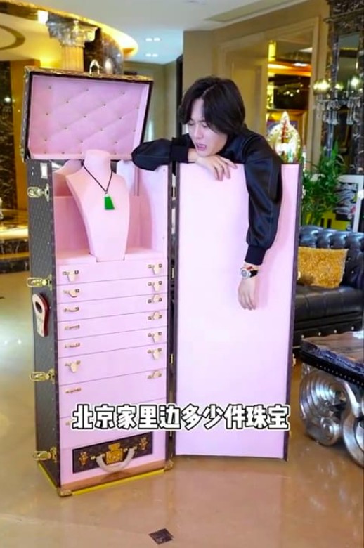 Wang khoe hộp trang sức phụ kiện lớn của mình.