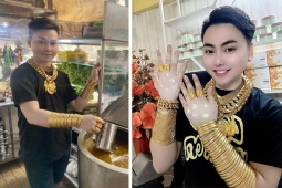 Bạn trẻ - Cuộc sống - Chàng trai 22 tuổi đeo 70 cây vàng đứng bán lẩu bò HOT nhất tuần