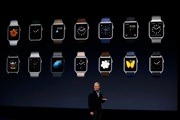 CEO Tim Cook ra mắt Apple Watch vào năm 2014 nhưng trong một cuộc phỏng vấn với ABC News, ông đã gọi nó là “iWatch”.