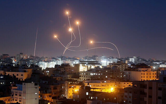 Hệ thống phòng không "Vòm Sắt" của Israel đánh chặn rocket phóng từ Gaza vào ngày 10/5/2023. Ảnh: AFP