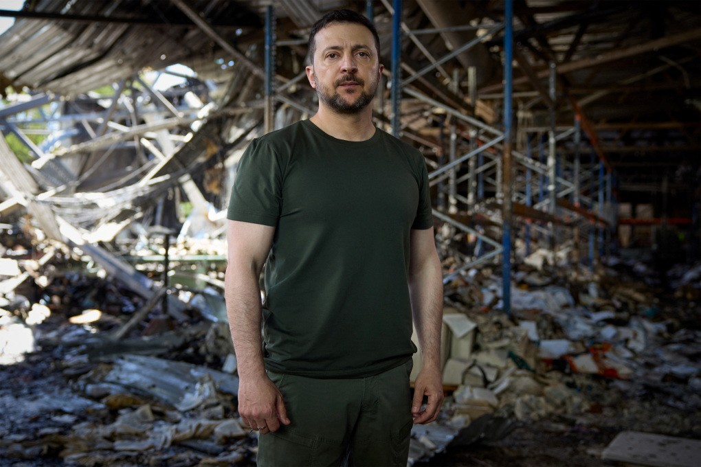 Ông Zelensky phát biểu từ một tòa nhà đổ nát ở tỉnh Kharkiv (ảnh: Reuters)