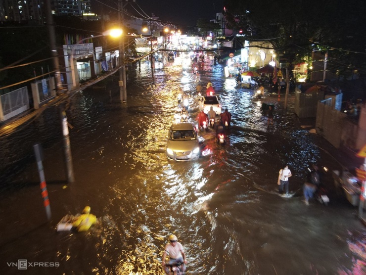 Gần 500 m đường Nguyễn Duy Trinh, đoạn trước Liên đoàn Lao Động TP Thủ Đức ngập nửa bánh xe, nhiều xe chết máy phải dẫn bộ.