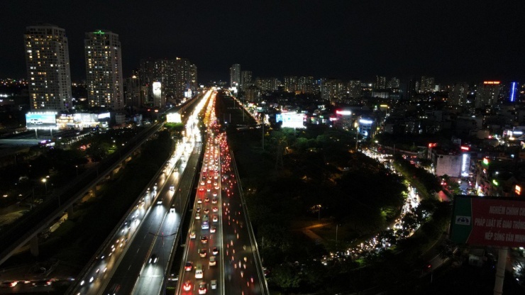 Cây xanh gãy đổ khiến đoạn đường dưới chân cầu Sài Gòn bị ùn tắc cục bộ.