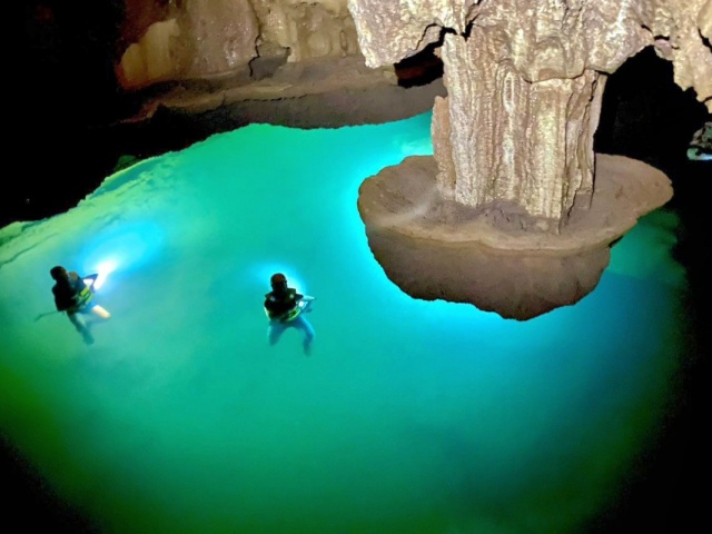 Hồ treo “siêu thực“ trong hang Thung