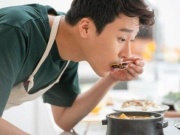 Bạn trẻ - Cuộc sống - 8 năm làm nội trợ cho vợ đi kiếm tiền, người đàn ông cầu cứu xin được giải thoát