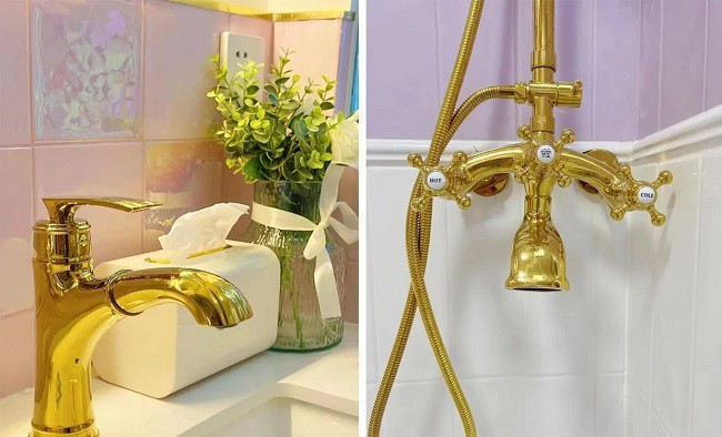 Phần trang trí chủ đạo của toàn bộ phòng tắm đều được trang trí mạ vàng đồng nhất.
