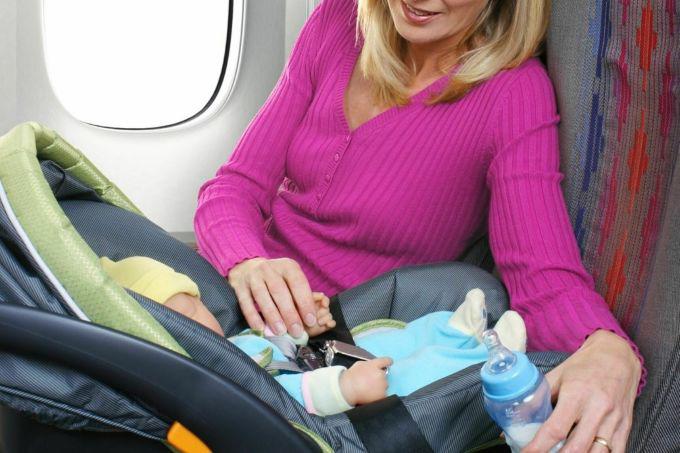 Hành khách cần thắt dây an toàn trong suốt chuyến bay và đặc biệt lưu ý đai an toàn dành cho trẻ nằm nôi và dưới 3 tuổi. Ảnh: InfantBelt