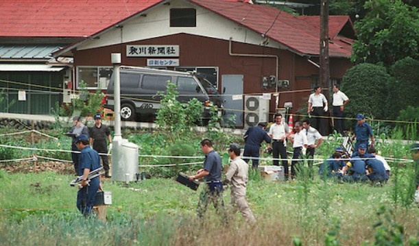 Cảnh sát tỉnh Saitama khám xét khu vực phía trước nhà của Tsutomu Miyazaki ở Nishitama, Tokyo, ngày 16/8/1989. Ảnh: Jiji Press