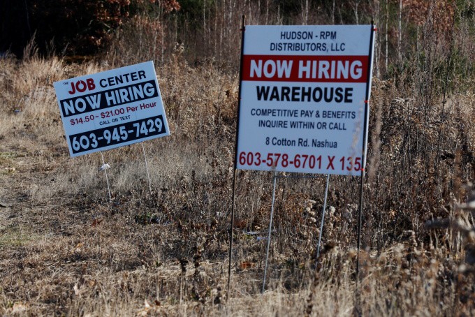 Các thông báo tuyển dụng cắm dọc một con đường ở New Hampshire (Mỹ). Ảnh: Reuters