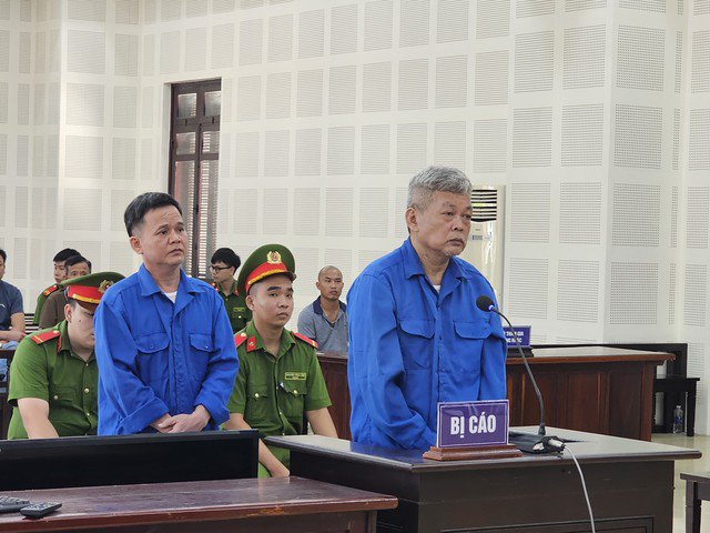 Lê Khắc Quốc cùng Phan Đức Dương trước tòa