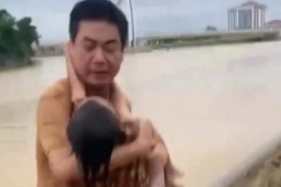 Tin tức trong ngày - Video người đàn ông dũng cảm lao xuống dòng nước cứu cháu bé đuối nước