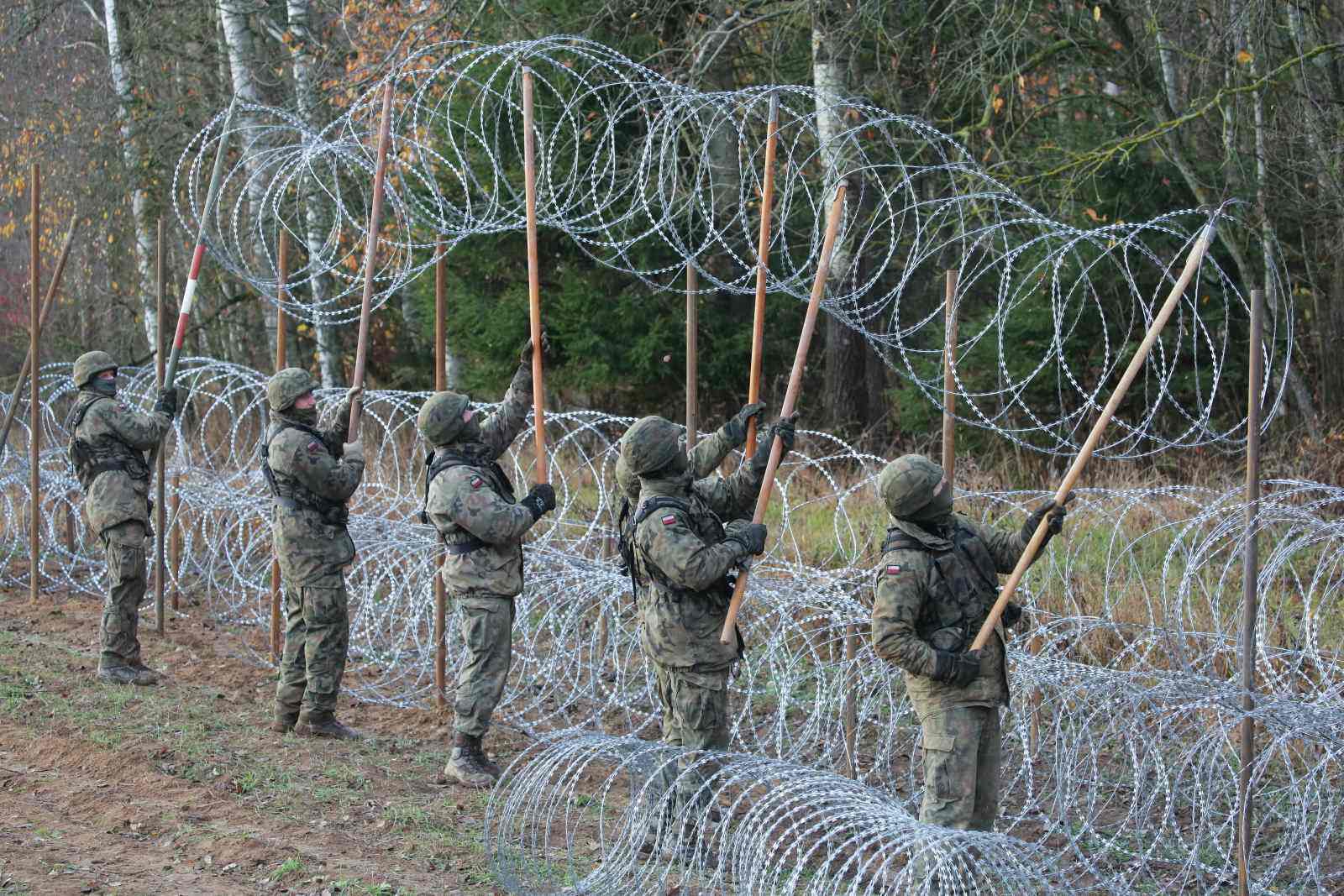 Binh sĩ Ba Lan dựng hàng rào ở biên giới với vùng Kaliningrad (ảnh: Reuters)