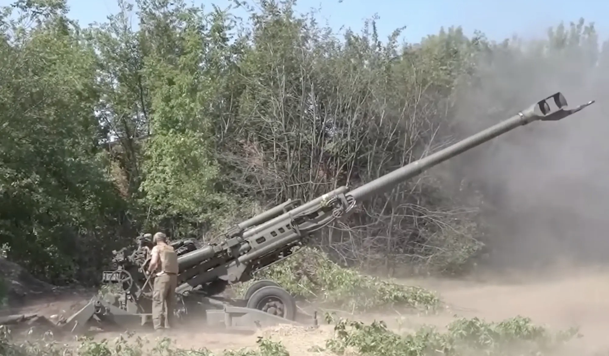Binh sĩ Ukraine bắn đạn pháo Excalibur từ lựu pháo M777 do Mỹ cung cấp.