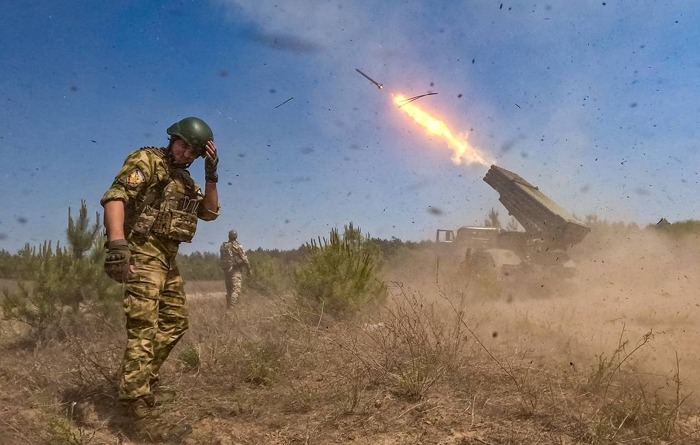 Binh sĩ Nga nã pháo dữ dội ở vùng Kharkiv (ảnh: TASS)