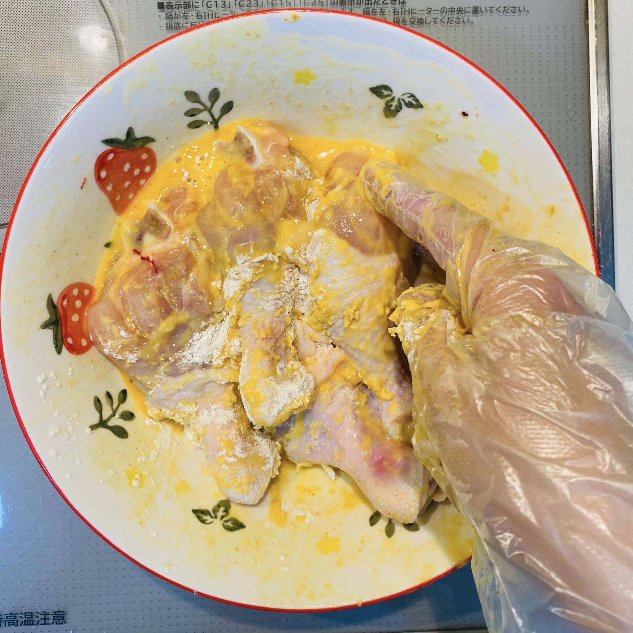 Sau khi ướp, trộn đều đùi gà với&nbsp;1 quả trứng gà và 1 muỗng bột chiên giòn.