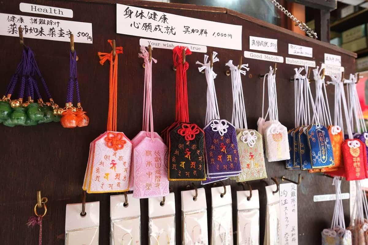 Bùa may mắn Omamori với nhiều hoa văn, màu sắc bắt mắt