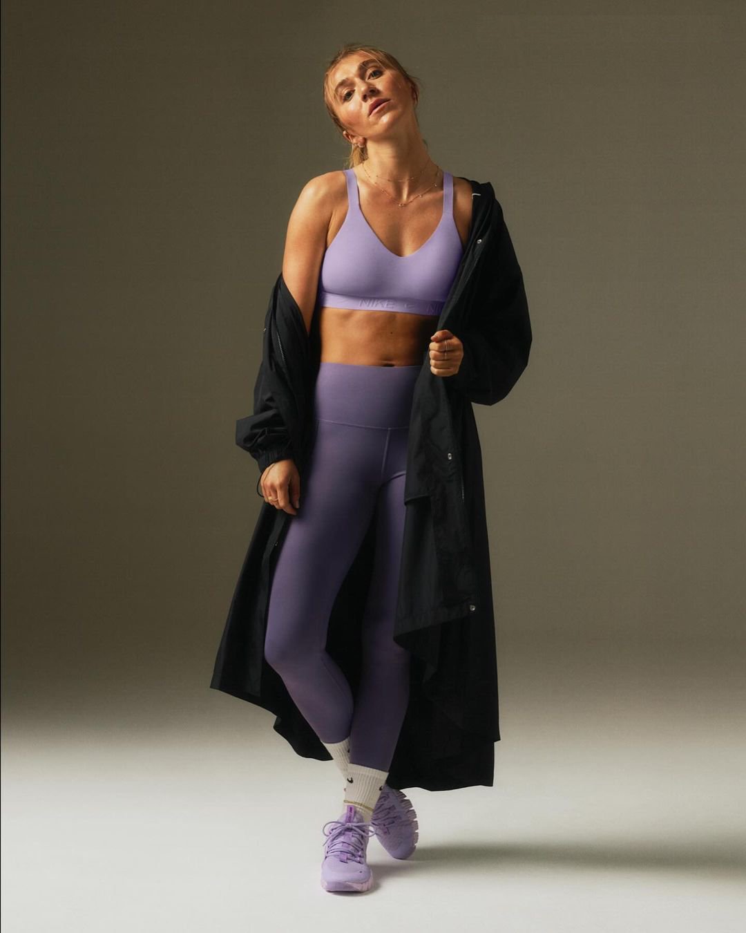 Dòng sản phẩm Nike Indy Bra cùng Nike Zenvy Leggings mới sẽ cho các nàng cảm nhận độ mềm mượt khi thực hiện các động tác vươn người trong yoga.&nbsp;