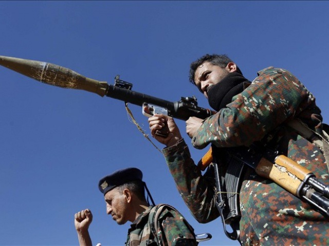 Houthis tuyên bố tấn công 2 tàu khu trục Mỹ