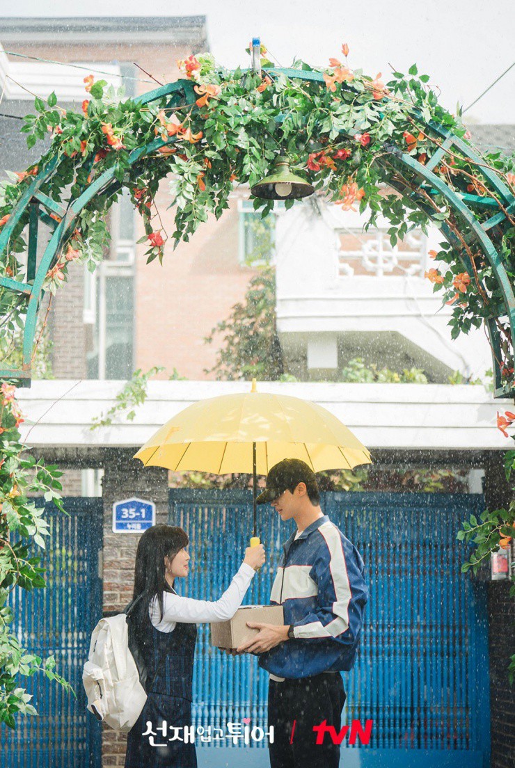 Cảnh Sun Jae lần đầu gặp Sol dưới mưa rào, cô chạy tới nghiêng ô che cho anh là phân cảnh kinh điển của phim.