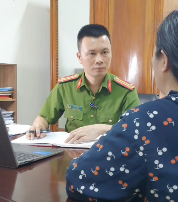 Một người dân đến Phòng cảnh sát Hình sự, Công an tỉnh Nghệ An trình bày với Trung tá Hà Huy Đức về việc bị lừa đảo chiếm đoạt tài sản trên không gian mạng. Ảnh: CSHS.