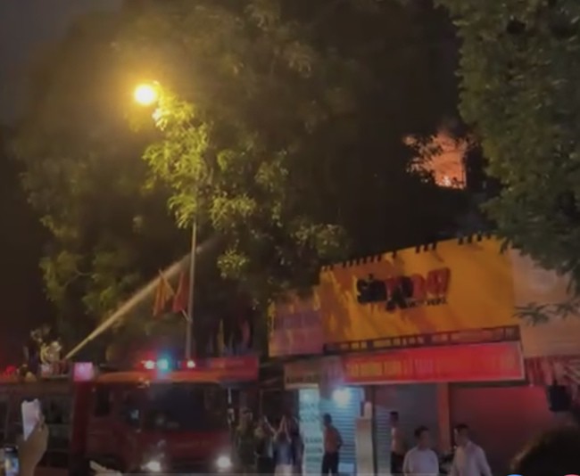 Lại cháy nhà dân cao tầng tại Hà Nội- Ảnh 1.
