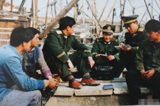 Cảnh sát Trung Quốc lấy lời khai của người dân vào những năm 1990. Ảnh: Sina