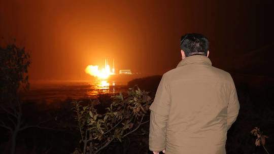 Nhà lãnh đạo Kim Jong-un giám sát vụ phóng vệ tinh do thám quân sự hồi tháng 11 năm ngoái. Ảnh: KCNA
