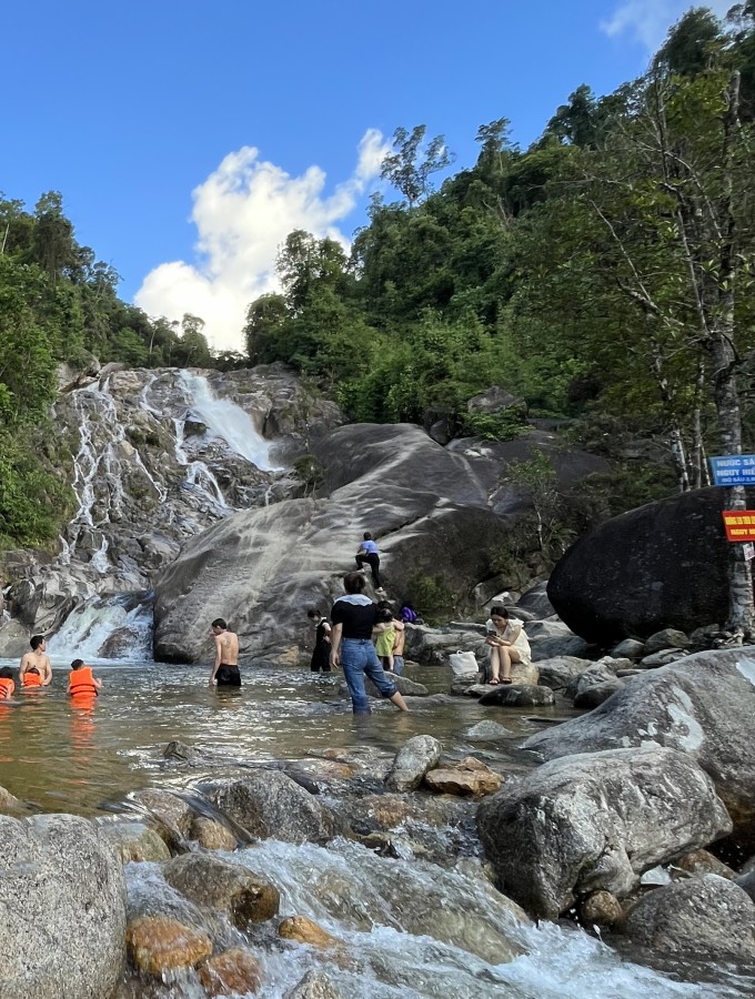 Bất chấp biển cảnh báo, nhiều du khách như Bích Hảo vẫn cố tình leo lên các phiến đá trơn trợt để chụp ảnh tại thác Ma Hao, huyện Lang Chánh, tỉnh Thanh Hóa, tháng 7/2023. Ảnh: Quỳnh Nguyễn