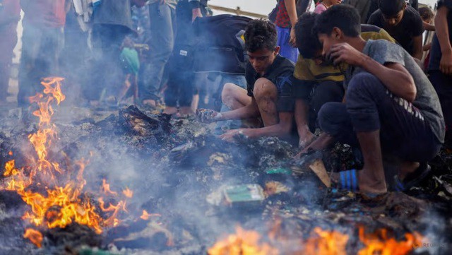 Người Palestine tìm kiếm thực phẩm sau vụ không kích của Israel vào trại tị nạn ở TP Rafah, phía Nam Dải Gaza, ngày 27-5. Ảnh: Reuters