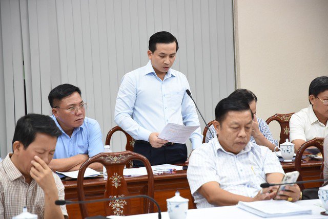 Ông Lê Kim Hường, Chủ tịch UBND phường Phước Tân, báo cáo về vụ 112 hồ sơ có dấu hiệu chỉnh sửa