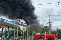 Tin tức trong ngày - Bình Dương: Cháy lớn, khói lửa đang bao trùm một công ty