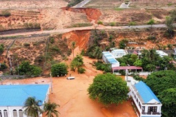 Tin tức trong ngày - Lũ cát đỏ ở Bình Thuận: Chủ đầu tư dùng đất đắp để nắn dòng chảy là không đảm bảo