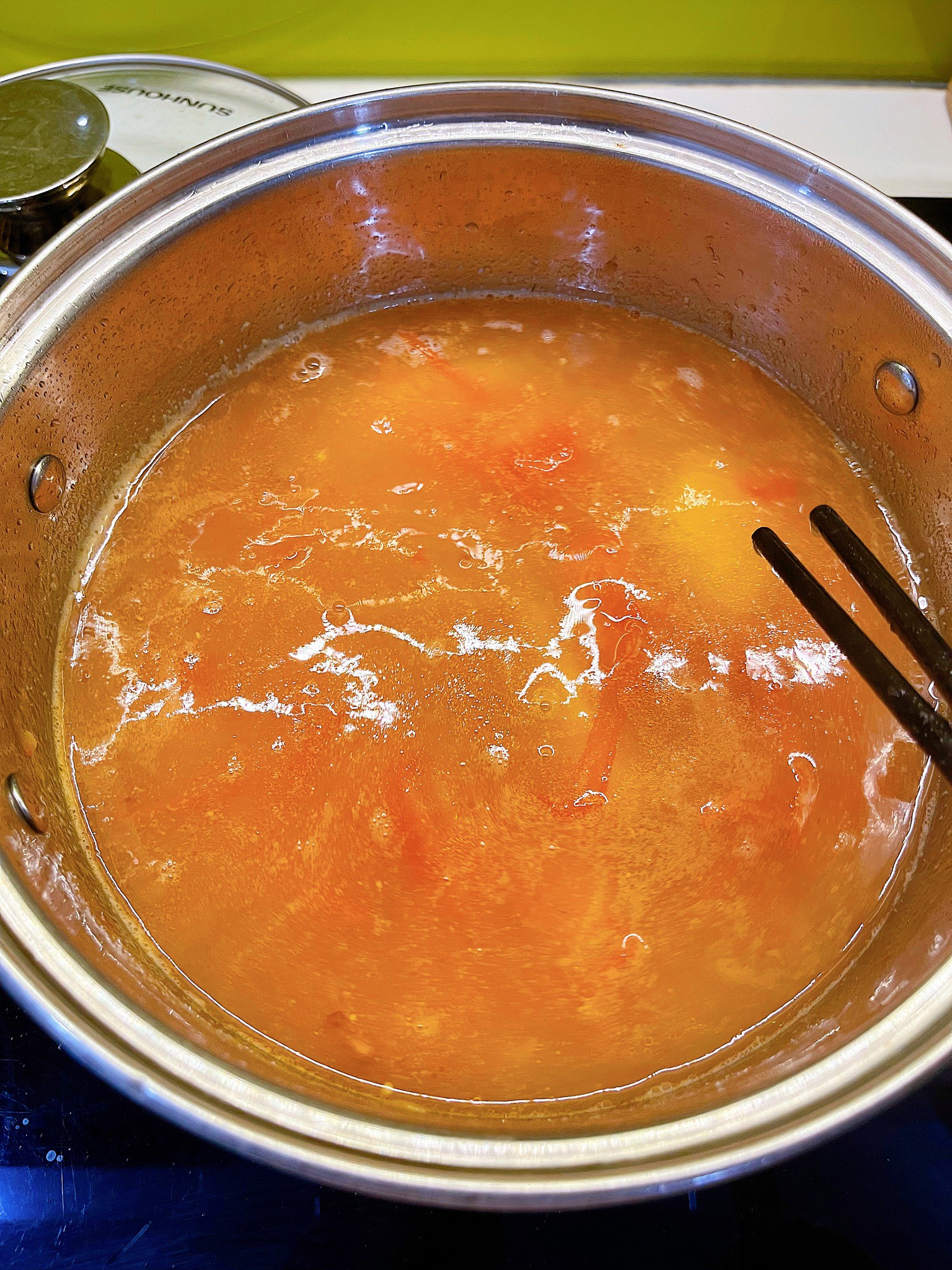 Sau đó cho nước vào đun sôi, nêm nếm một chút muối cho vừa vị. Gia đình nào thích ăn chua, có thể nêm một chút&nbsp;nước mẻ chua đã lọc, canh sẽ thơm hơn và đậm vị hơn.