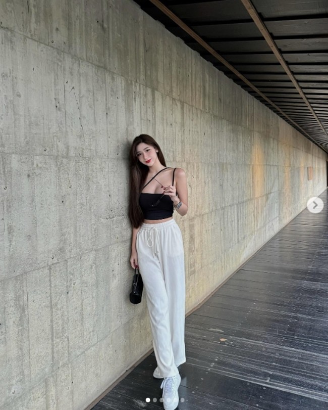 Hot girl hiếm khi mang giày cao gót vì lý do này - 2