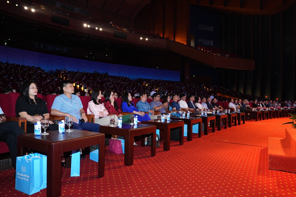  Toàn cảnh hội trường Lễ vinh danh và trao giải IOE