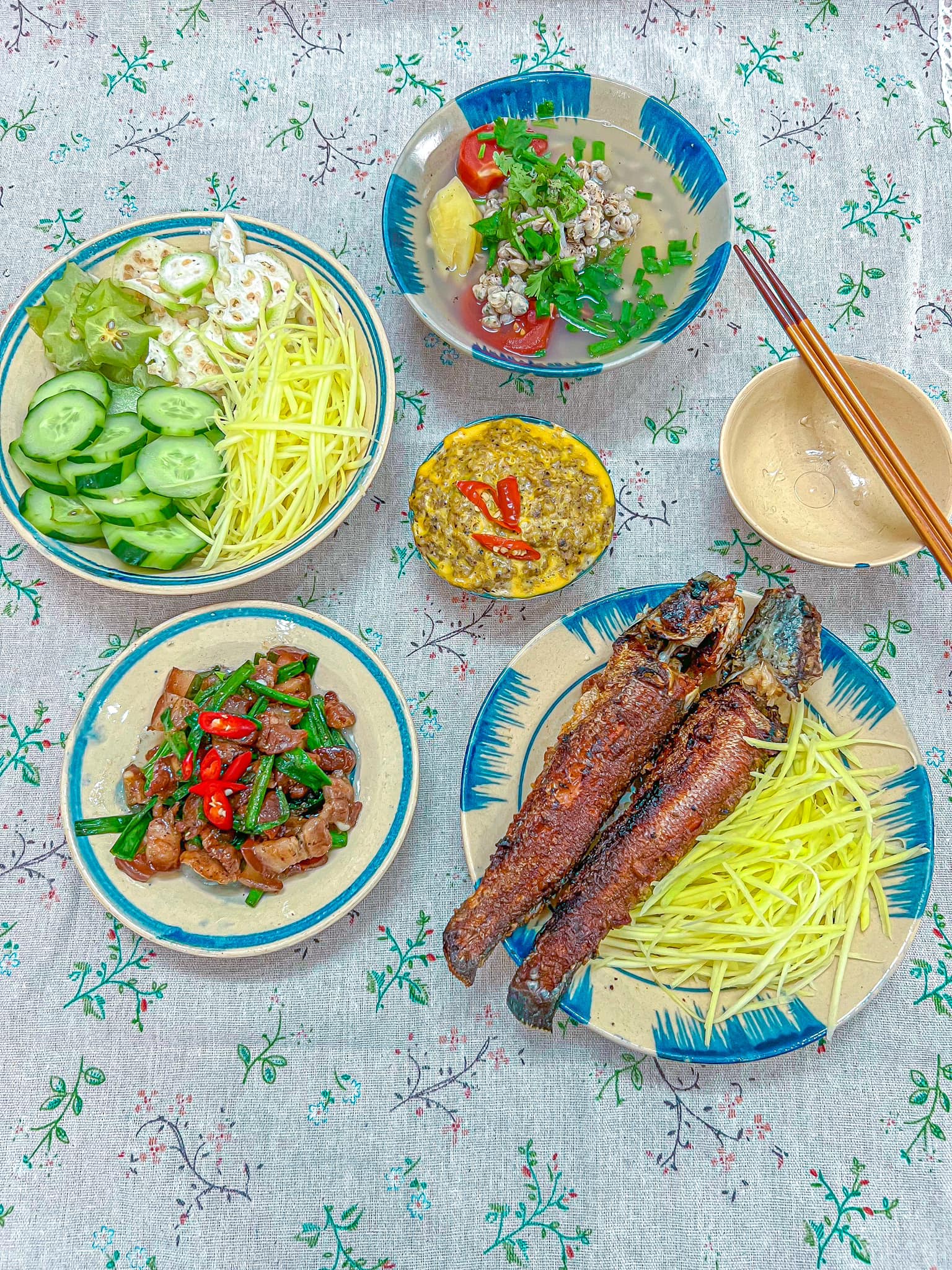 Cá lóc chiên - Mắm chưng - Thịt rang cháy cạnh - Canh hến