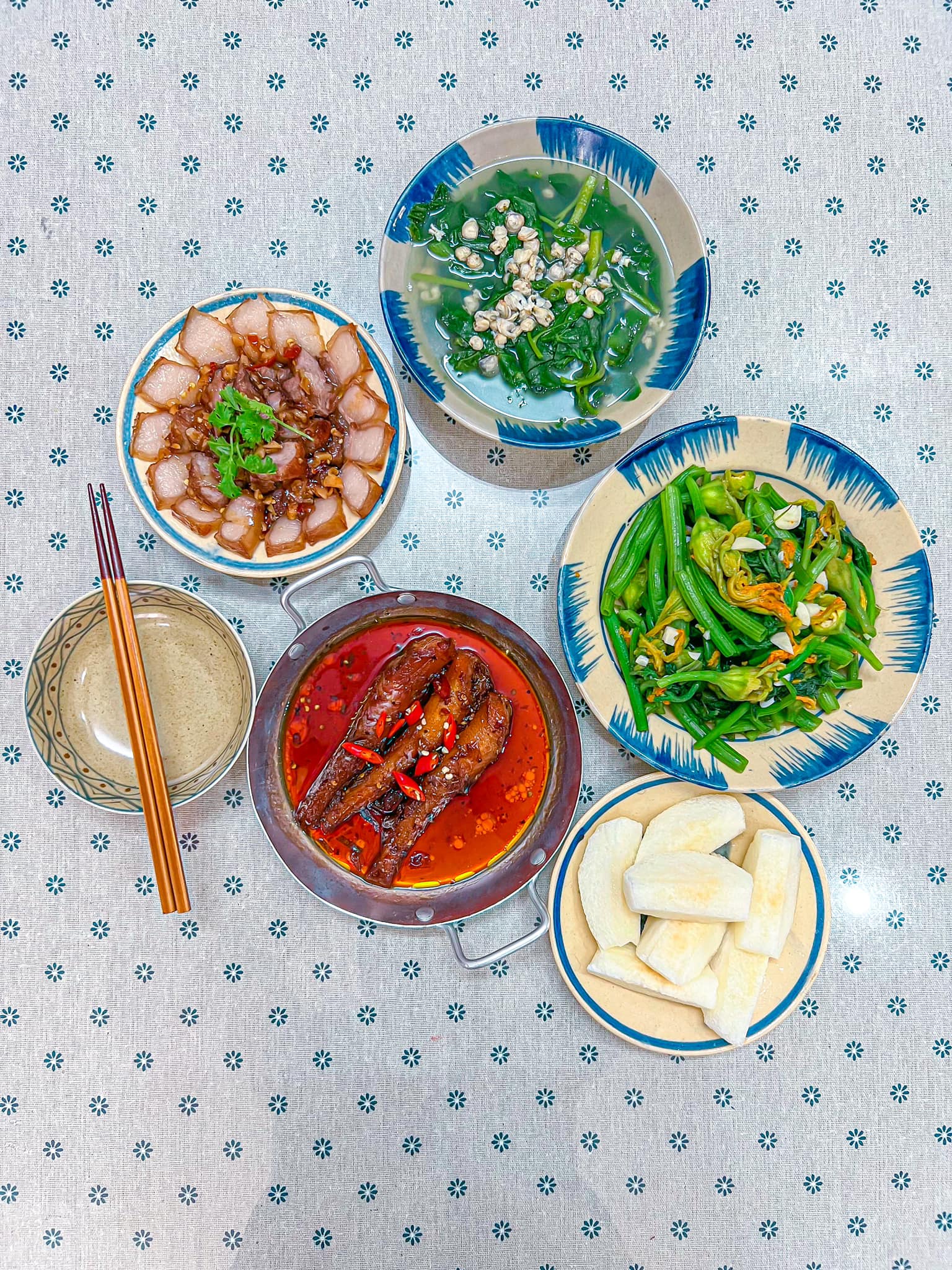 Cá bống kho keo - Thịt xá xíu - Bông bí xào tỏi - Canh mồng tơi nấu hến