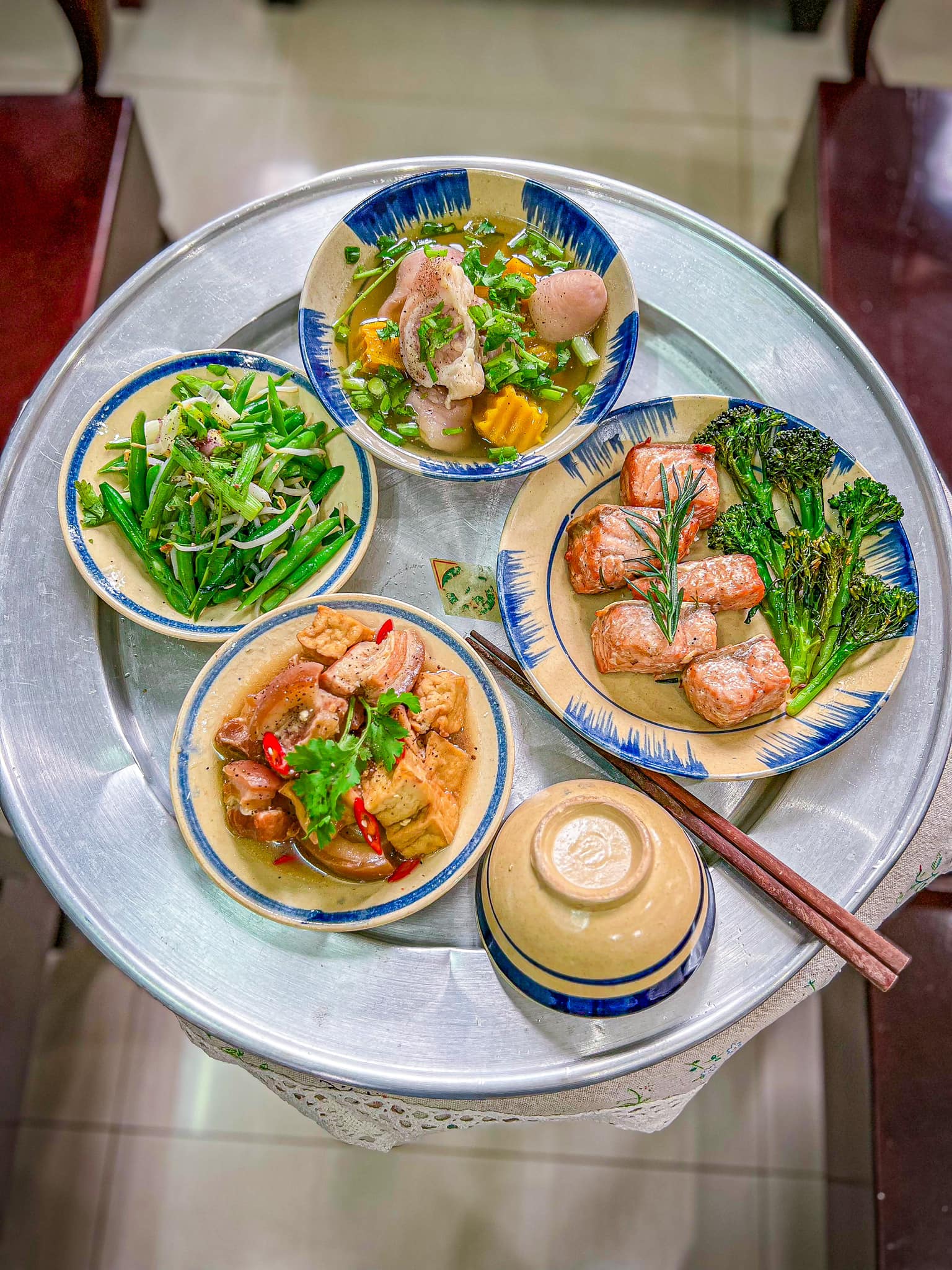 Cá hồi áp chảo - Thịt kho đậu -&nbsp;Đậu cove xào - Canh đuôi heo bí đỏ