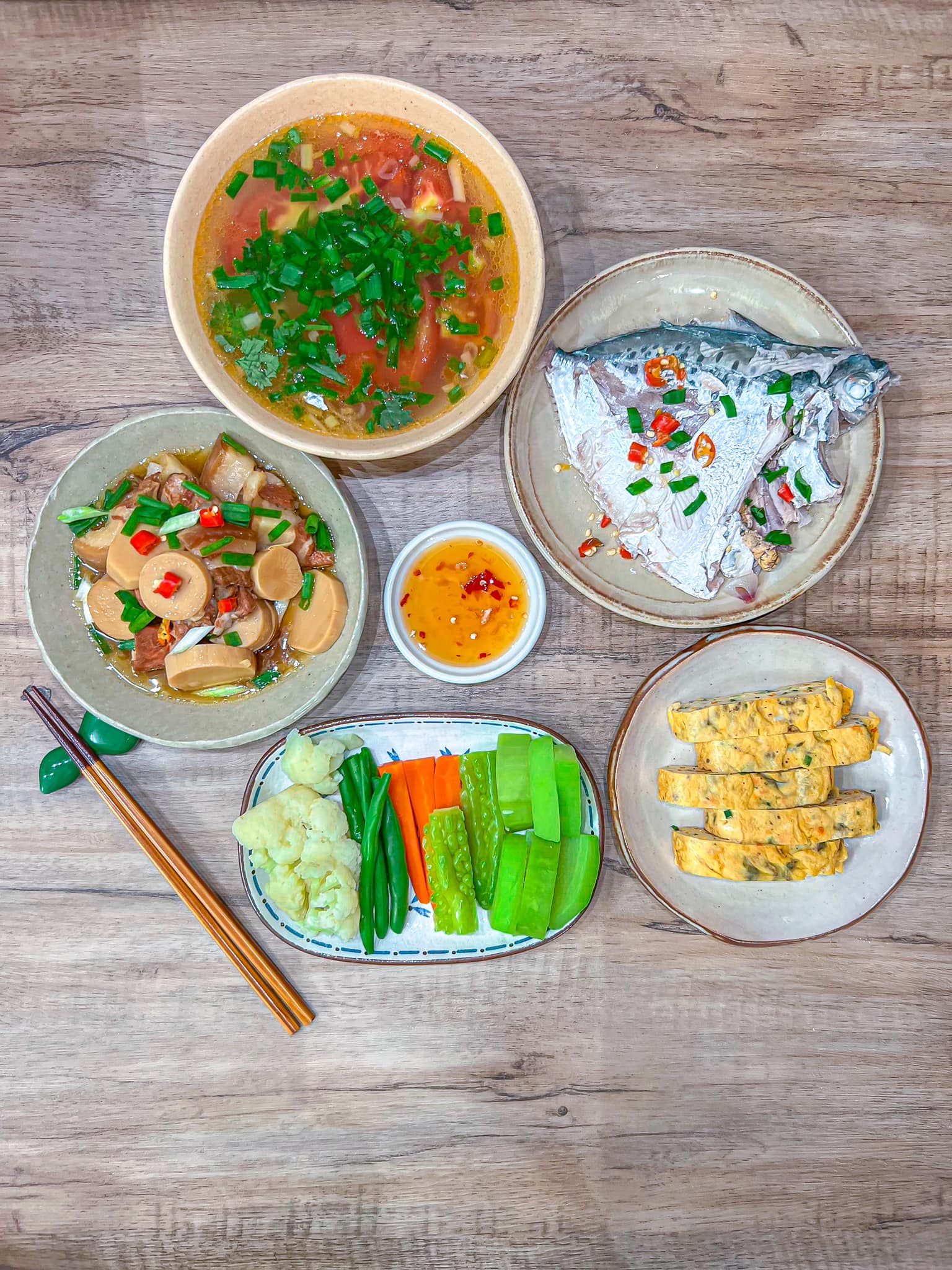 Thịt kho măng - Trứng cuộn - Canh cá bánh đường - Rau củ luộc