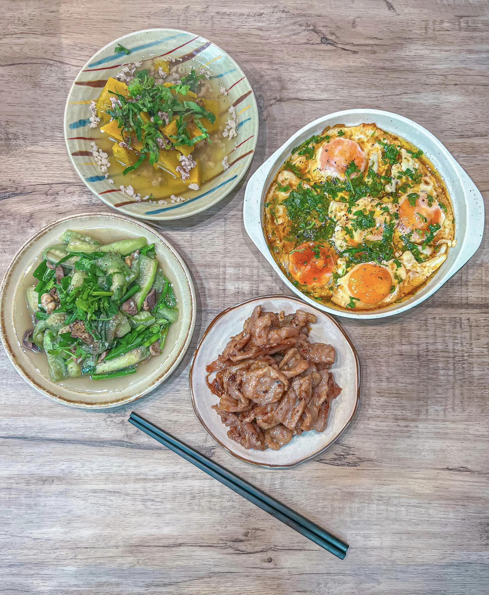 Trứng ốp la rim mắm - Thịt chiên - Mướp xào lòng gà - Canh bí đỏ
