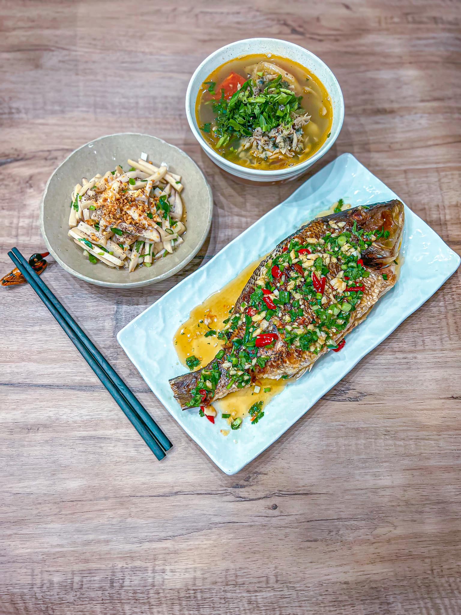 &nbsp;Cá chiên sốt mắm tỏi - Nấm đùi gà sốt dầu hào - Canh don nấu chua
