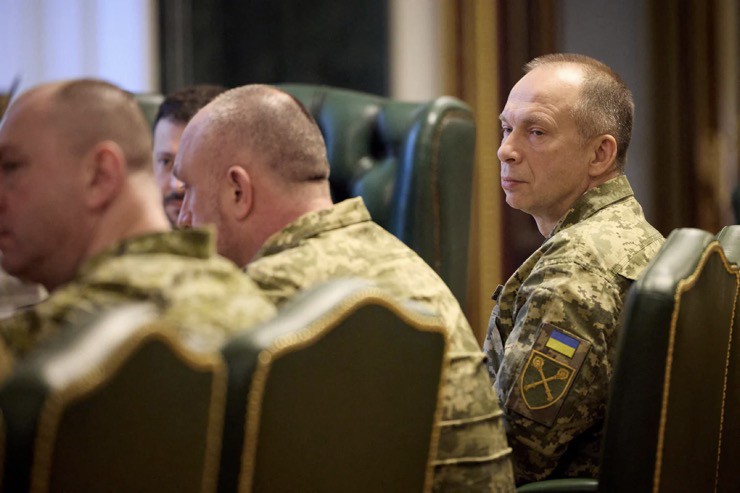Tổng Tư lệnh quân đội Ukraine, thượng tướng&nbsp;Oleksandr Syrsky&nbsp;(ngoài cùng bên phải).