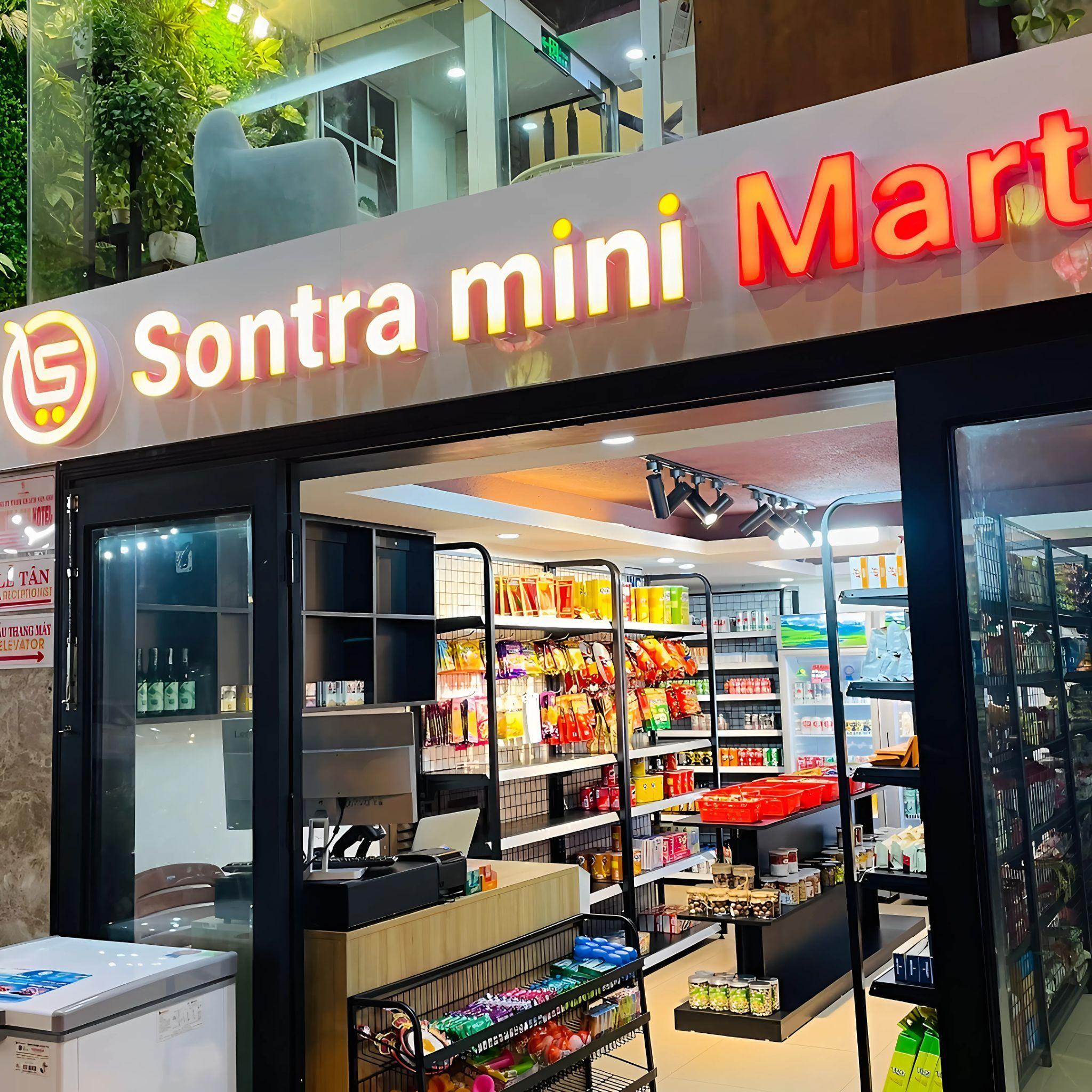 Cửa hàng tiện lợi phục vụ khách 24h rất tiện lợi.