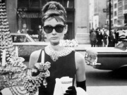 Thời trang - Những chiếc kính râm lớn là vũ khí thời trang của Audrey Hepburn