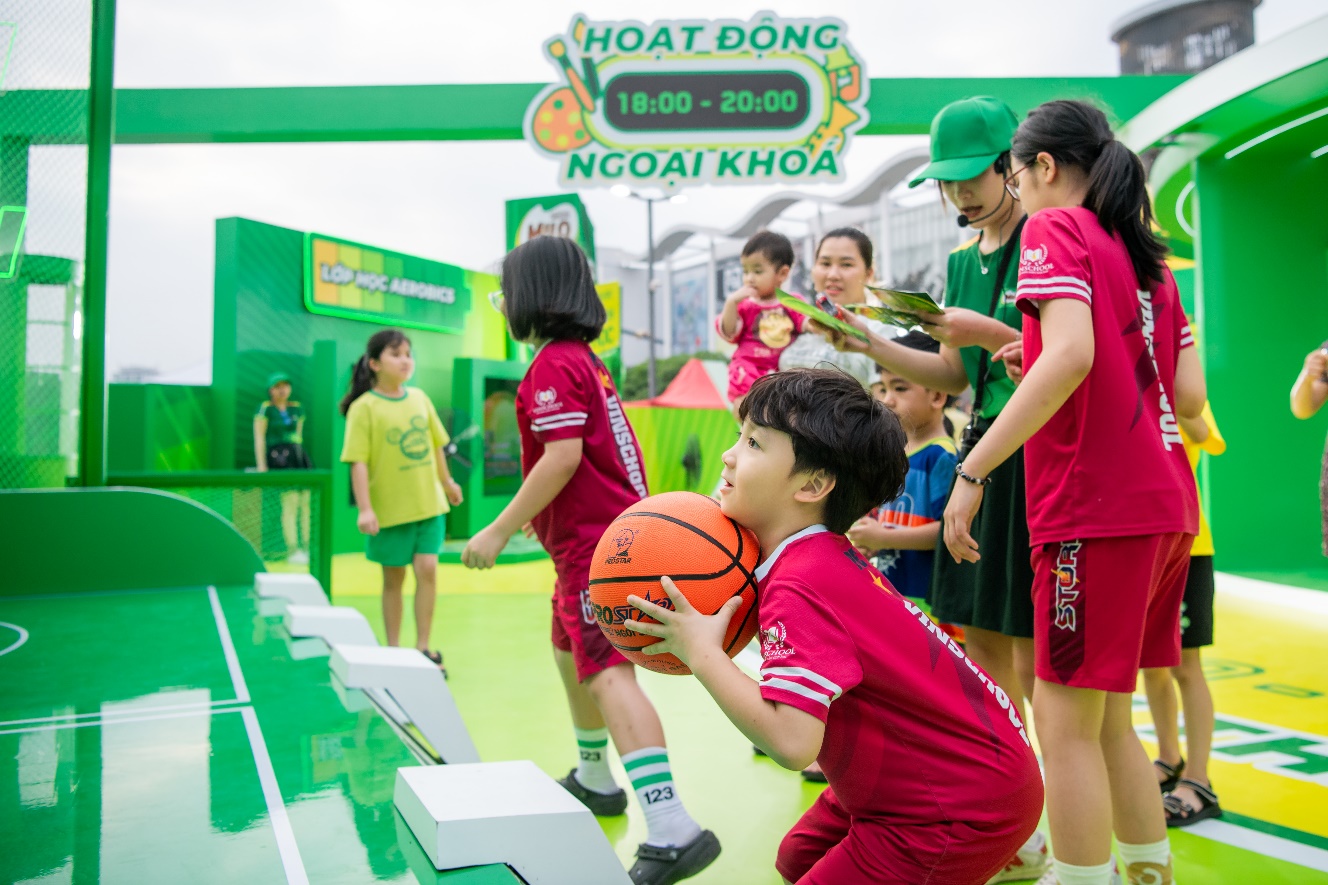 Nhiều phụ huynh và các em nhỏ đã tới trải nghiệm “Trạm sạc Sức bền 24h Khổng lồ”.