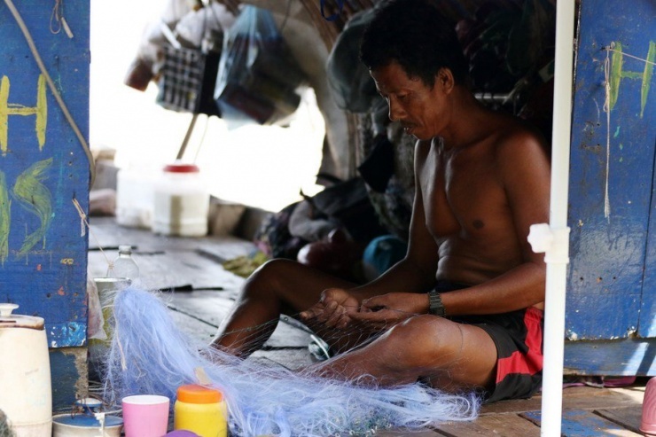 Việc Campuchia cùng các nước MRC hợp tác chặt chẽ trong các dự án như kênh đào Funan Techo sẽ có lợi cho khu vực. Trong ảnh: Một người dân trên sông Mekong ở tỉnh Kampong Cham, Campuchia. Ảnh: TÂN HOA XÃ