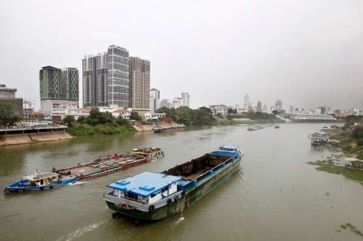Thuyền vận chuyển hàng hóa trên sông Bassac. Ảnh: THE PHNOM PENH POST