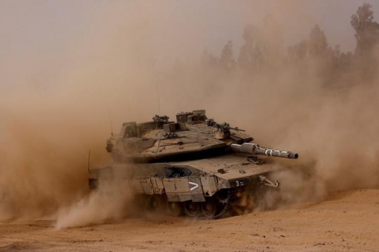 Xe tăng Israel tiến vào thành phố Rafah. Ảnh: Reuters